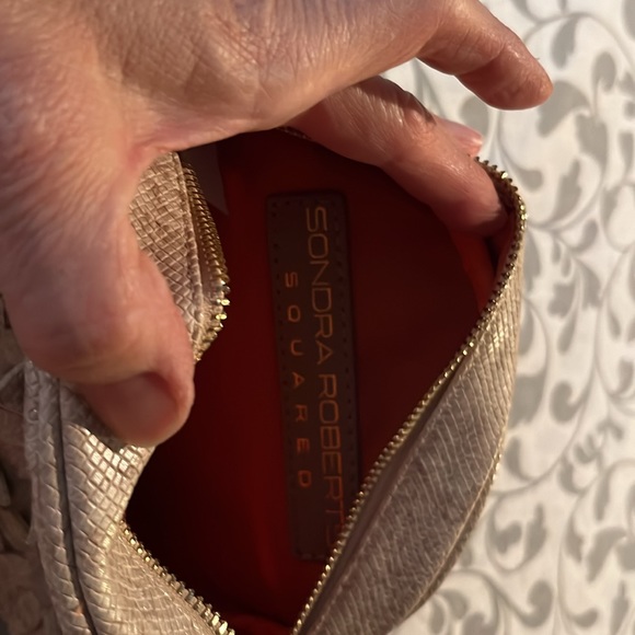 Round flower design crossbody-great condition never used - Picture 3 of 5